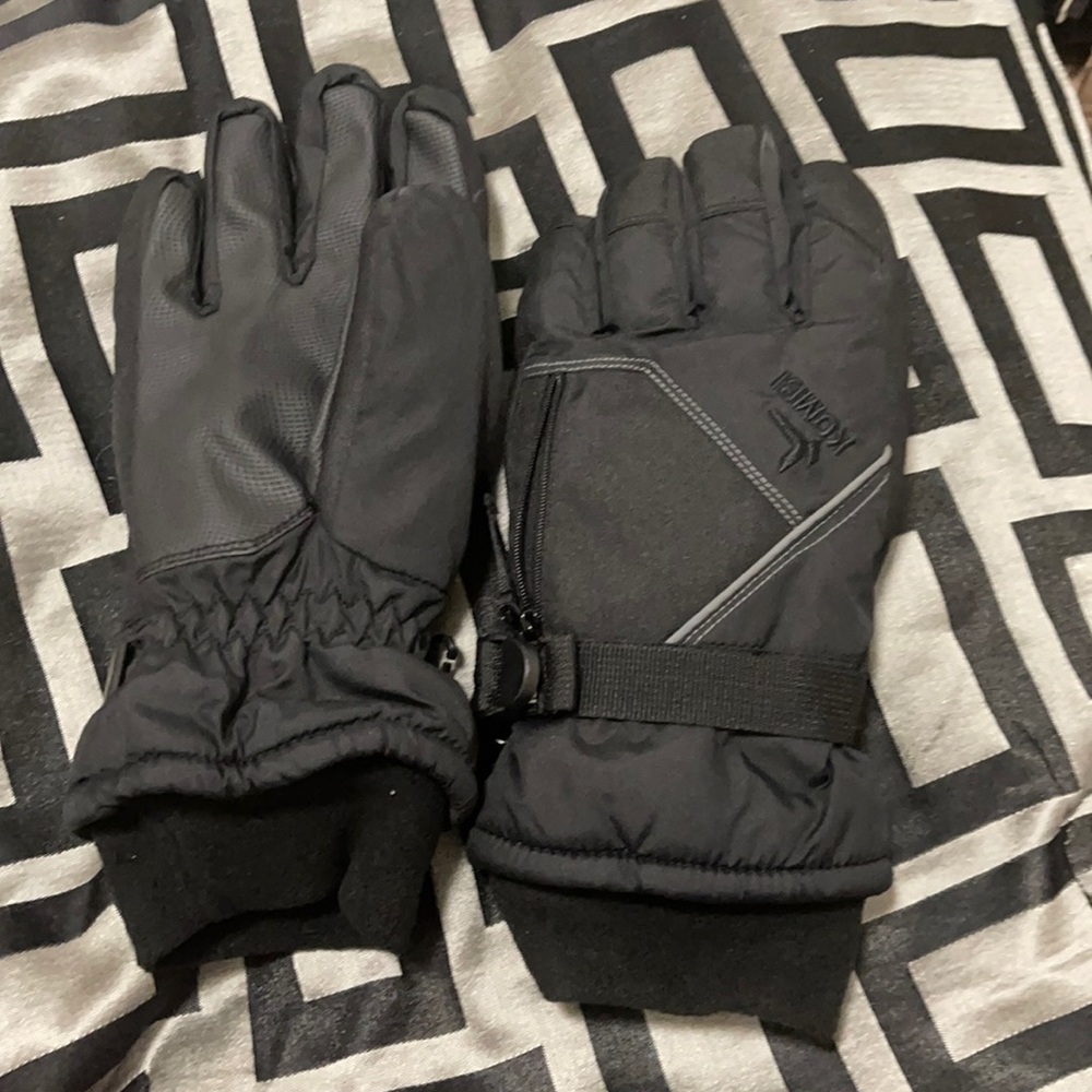 Hand gloves for winter